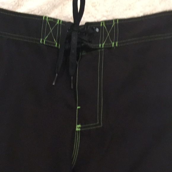 🍎 Hang Ten Black and Green Board Shorts - 34” - Picture 2 of 6